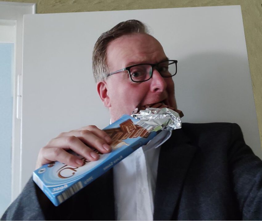 Bei Frust hilft Schokolade :D Clark Ahten beißt direkt in die Tafel.