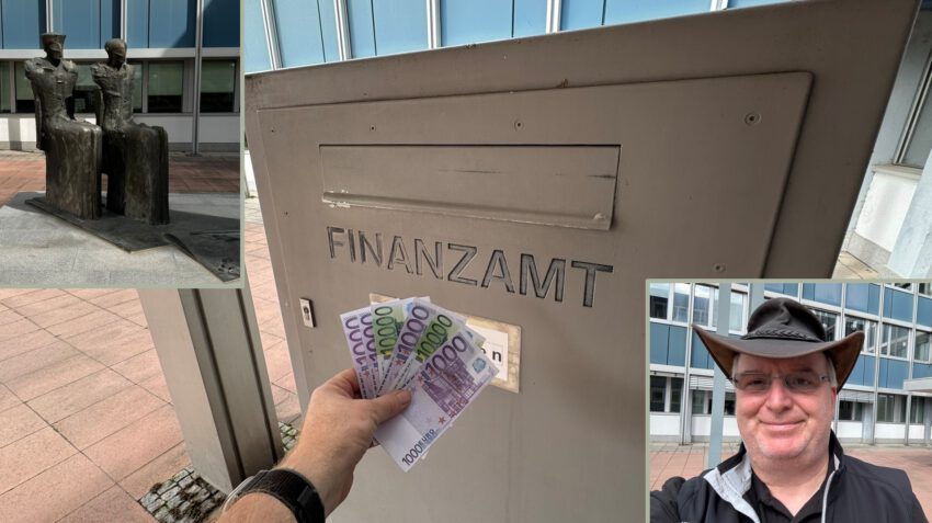 Clark beim Finanzamt, mit Geldscheinen vor dem Briefkasten